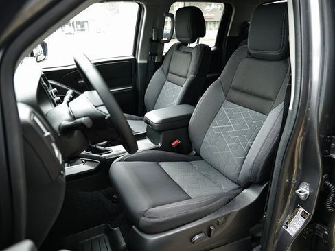 Used 2025 Nissan Frontier SV w/ SV Convenience Package image 19