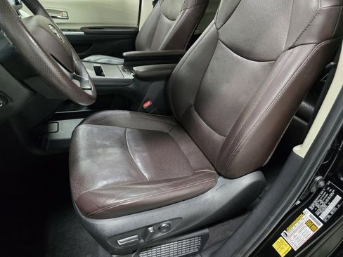 Used 2022 Toyota Sienna Platinum image 29