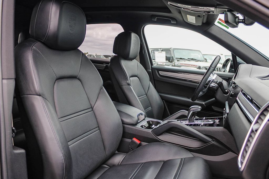 Used 2022 Porsche Cayenne Platinum Edition AWD/4WD image 17
