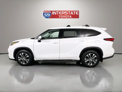 Used 2022 Toyota Highlander XLE AWD/4WD image 4