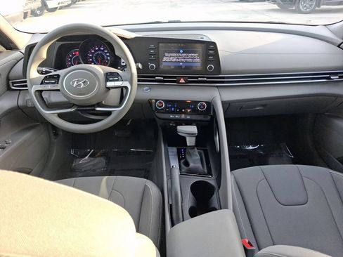 Used 2023 Hyundai Elantra SEL w/ Preferred Accessory Package FWD image 9