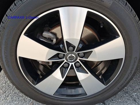 Used 2021 Volvo XC40 T5 Momentum w/ Premium Package image 9