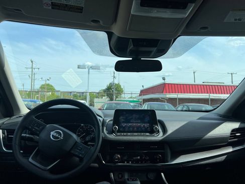 Used 2025 Nissan Rogue SV FWD image 36