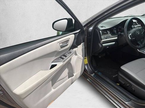 Used 2015 Toyota Camry SE FWD image 9