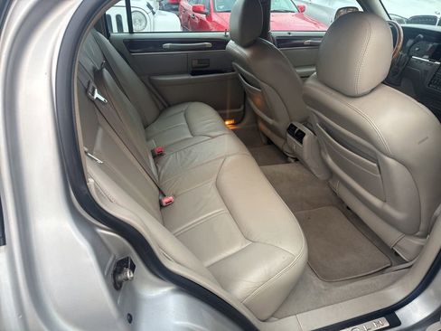 Used 2005 Lincoln Town Car Signature Limited image 29
