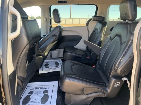 Used 2023 Chrysler Pacifica Touring-L FWD image 23