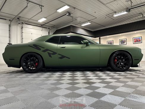 Used 2009 Dodge Challenger SRT8 w/ SRT Option Group II RWD image 17