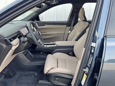 Used 2025 Volvo EX90 Ultra image 17