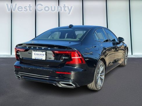 Certified 2022 Volvo S60 B5 Momentum image 4