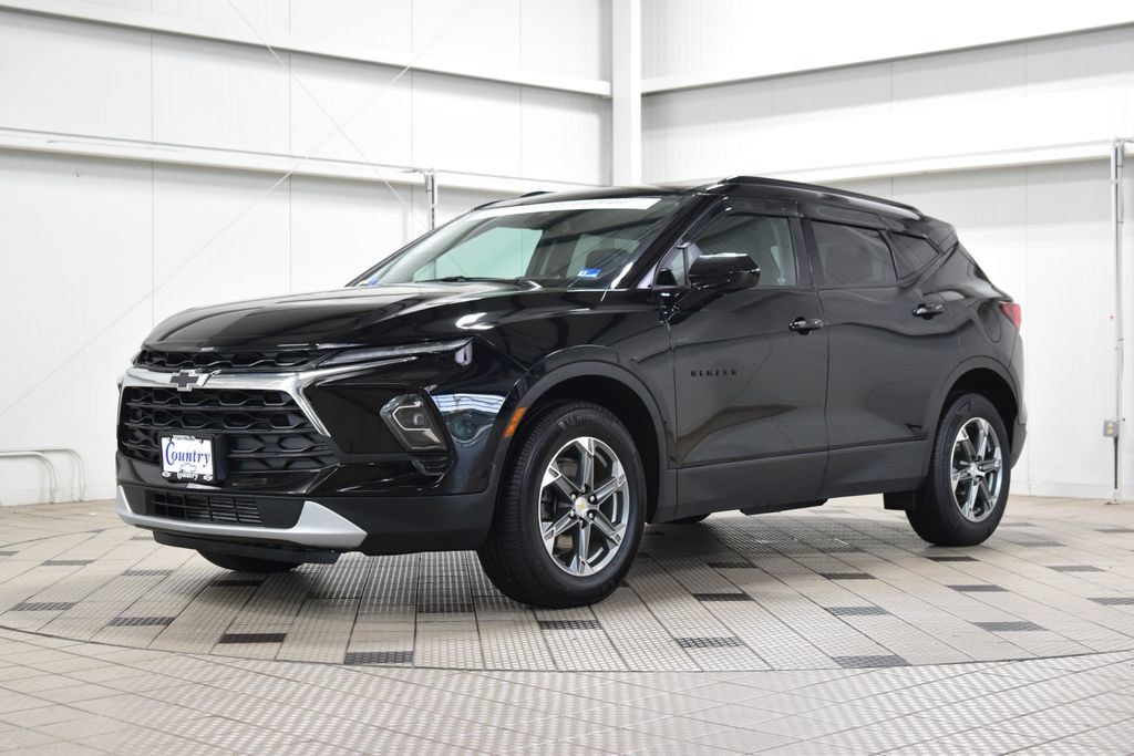 Used 2024 Chevrolet Blazer LT w/ Convenience Package FWD image 3