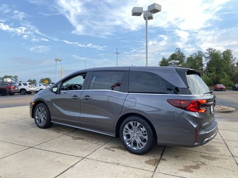 New 2026 Honda Odyssey Touring image 7