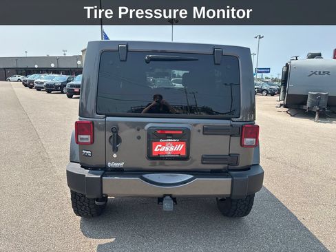 Used 2017 Jeep Wrangler Unlimited Sahara w/ Connectivity Group AWD/4WD image 5