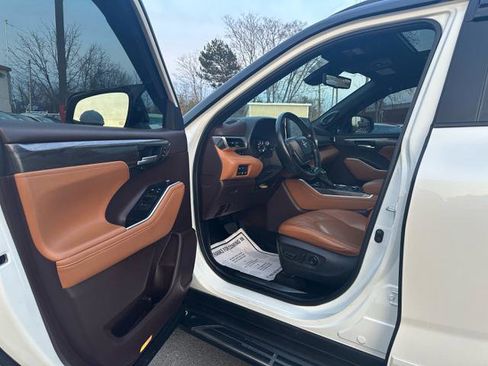 Used 2021 Toyota Highlander Platinum image 11