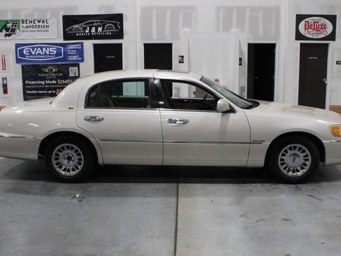 Used 1999 Lincoln Town Car Cartier RWD image 17