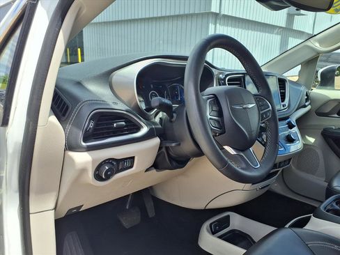 Used 2023 Chrysler Pacifica Touring-L FWD image 14
