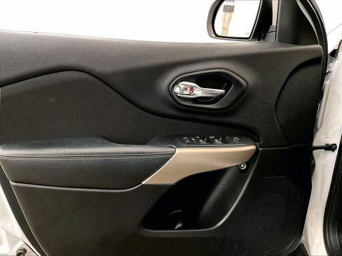 Used 2018 Jeep Cherokee Latitude w/ Altitude Package image 23