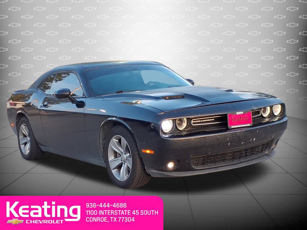 Used 2022 Dodge Challenger SXT w/ Driver Convenience Group RWD image 1