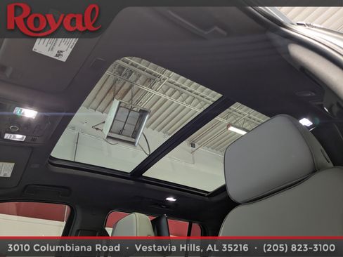 Used 2023 GMC Yukon XL SLT w/ SLT Premium Package image 30