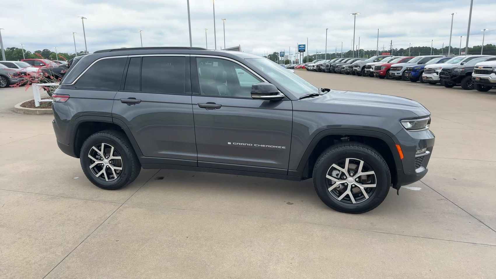 Used 2025 Jeep Grand Cherokee Limited RWD image 2