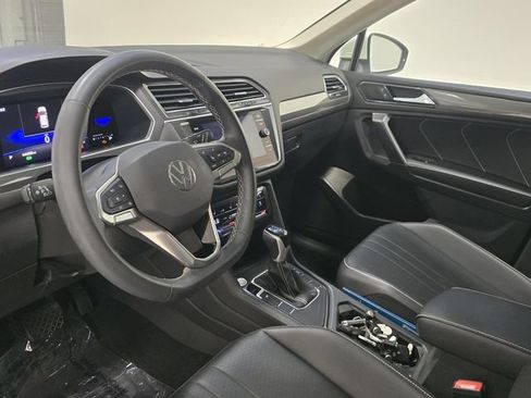 Certified 2022 Volkswagen Tiguan SE FWD image 17