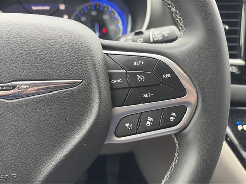 Used 2022 Chrysler Pacifica Touring-L FWD image 22