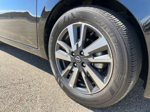 Used 2025 Nissan Versa SV image 30