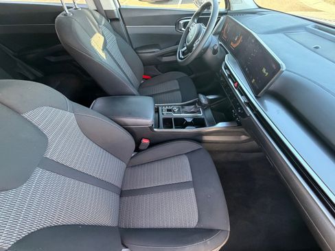 Used 2025 Kia Sorento LX FWD image 11