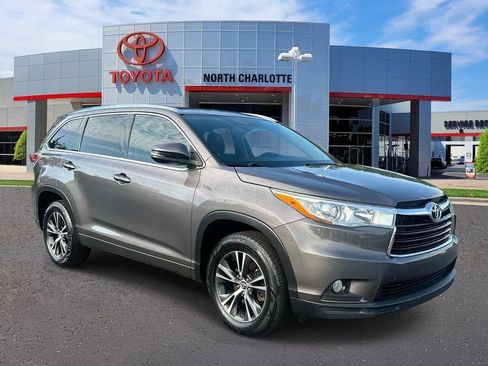 Used 2016 Toyota Highlander XLE FWD image 1