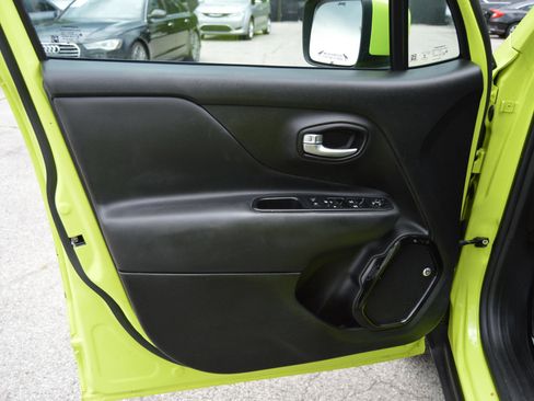 Used 2017 Jeep Renegade Altitude AWD/4WD image 19