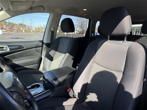 Used 2019 Nissan Pathfinder SV image 10