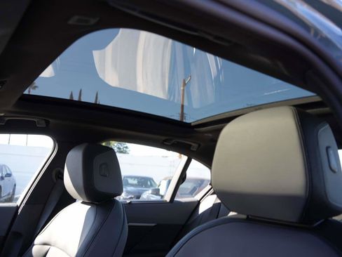 Used 2025 BMW i5 xDrive40 image 16