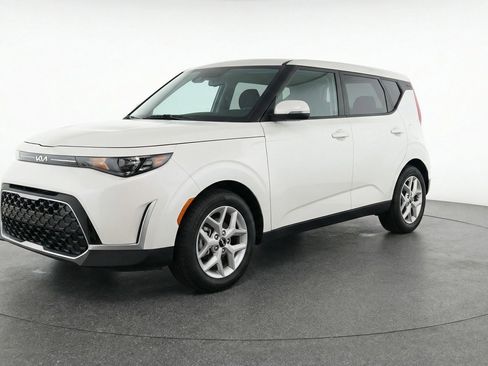 Used 2025 Kia Soul LX w/ LX Technology Package image 3