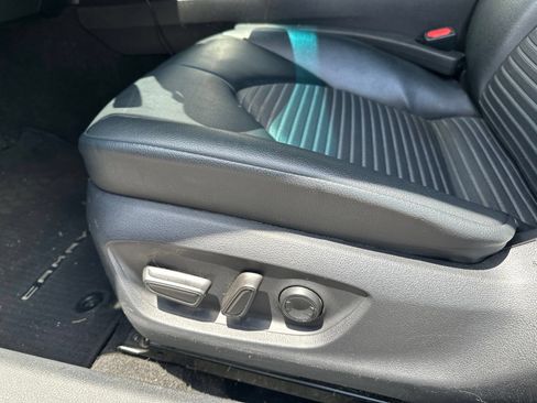 Used 2019 Toyota Camry SE w/ Carpet Mat Package FWD image 17