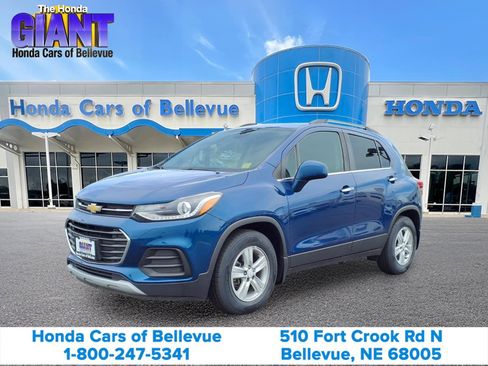 Used 2020 Chevrolet Trax LT w/ LT Convenience Package FWD image 1