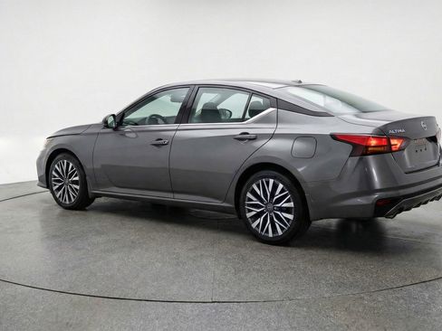 Used 2025 Nissan Altima 2.5 SV FWD image 6