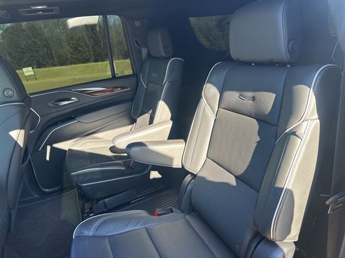 Used 2023 Cadillac Escalade ESV Premium Luxury image 37