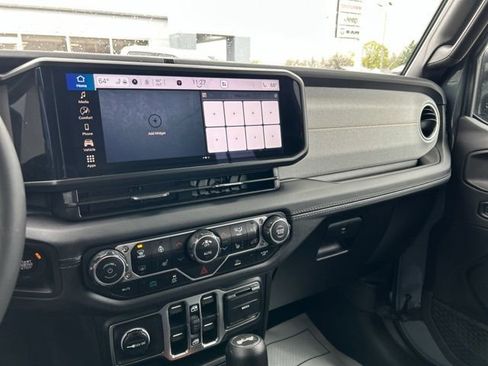 Used 2025 Jeep Wrangler Unlimited Sahara image 33