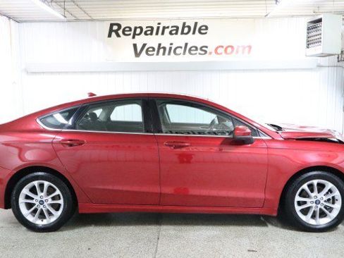 Used 2020 Ford Fusion SE image 4