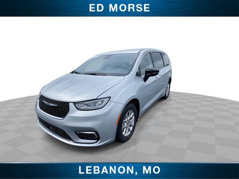 Used 2024 Chrysler Pacifica Touring-L FWD image 4