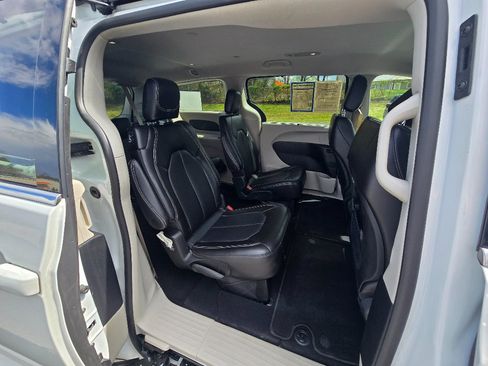 Used 2024 Chrysler Pacifica Touring-L FWD image 22