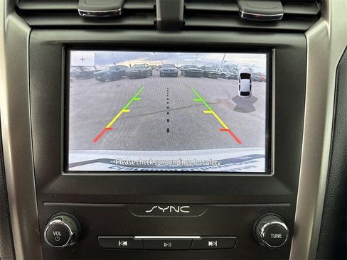 Used 2020 Ford Fusion SE image 18