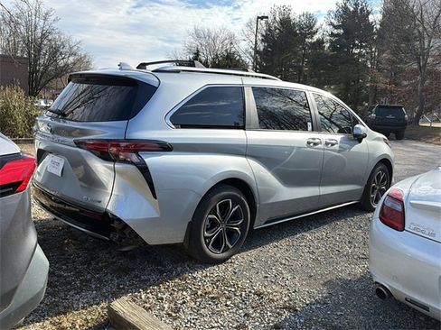 Certified 2025 Toyota Sienna Platinum image 3