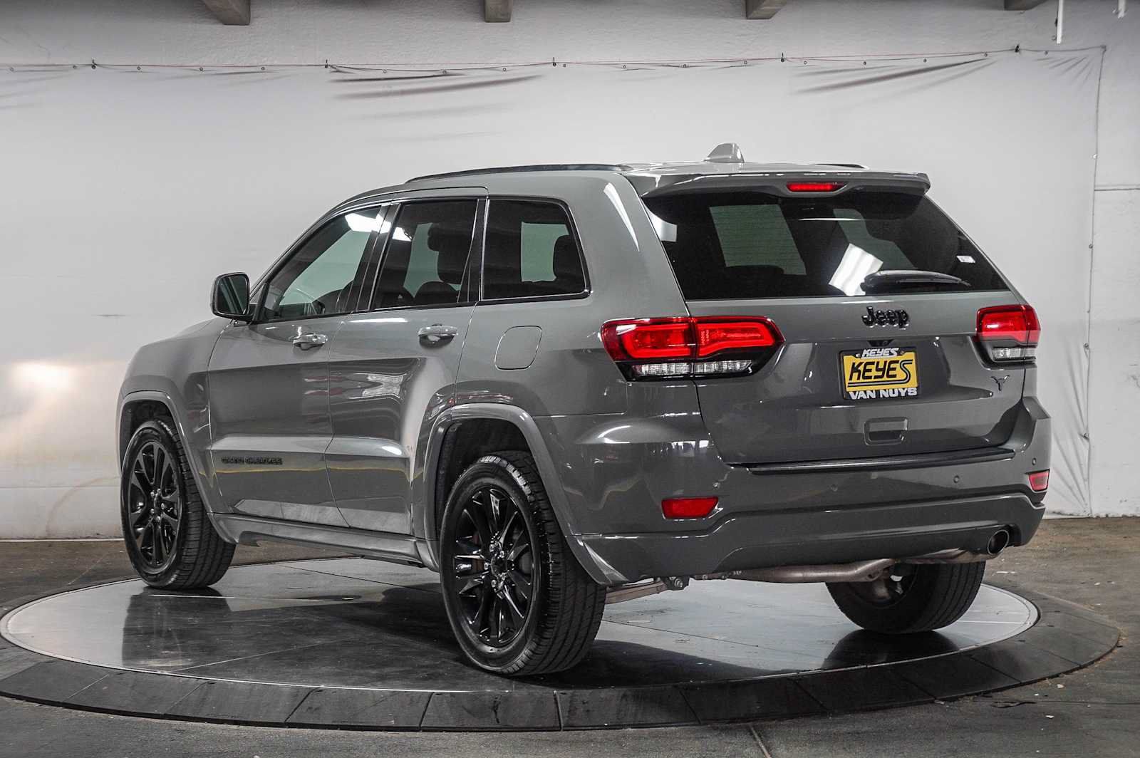 Used 2020 Jeep Grand Cherokee Altitude RWD image 2