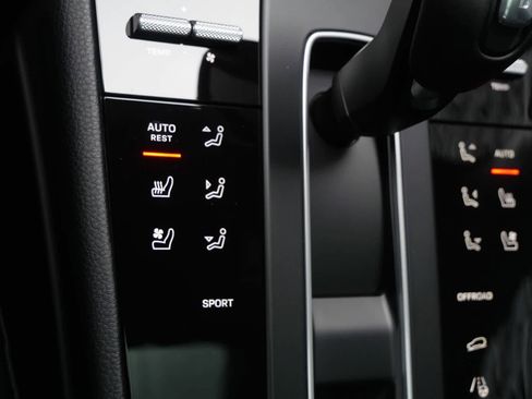 Certified 2026 Porsche Macan image 22