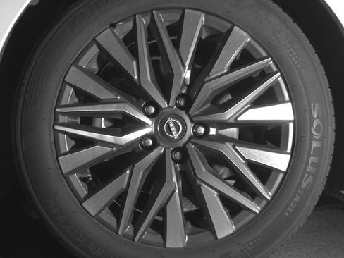 Used 2025 Nissan Altima 2.5 SV FWD image 12