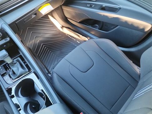 New 2025 Hyundai Elantra SEL image 11