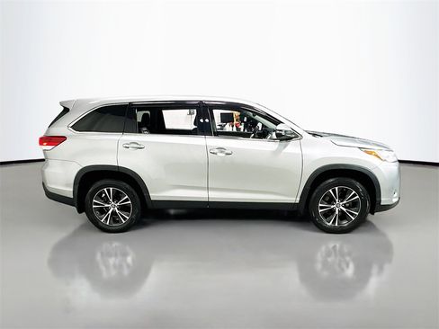 Used 2019 Toyota Highlander LE image 9
