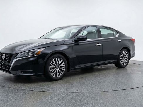 Used 2025 Nissan Altima 2.5 SV image 3