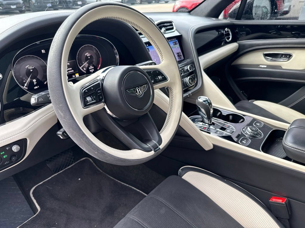 Used 2022 Bentley Bentayga AWD/4WD image 11