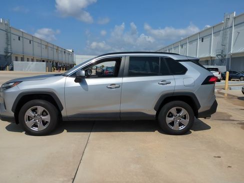 Used 2025 Toyota RAV4 XLE AWD/4WD image 8
